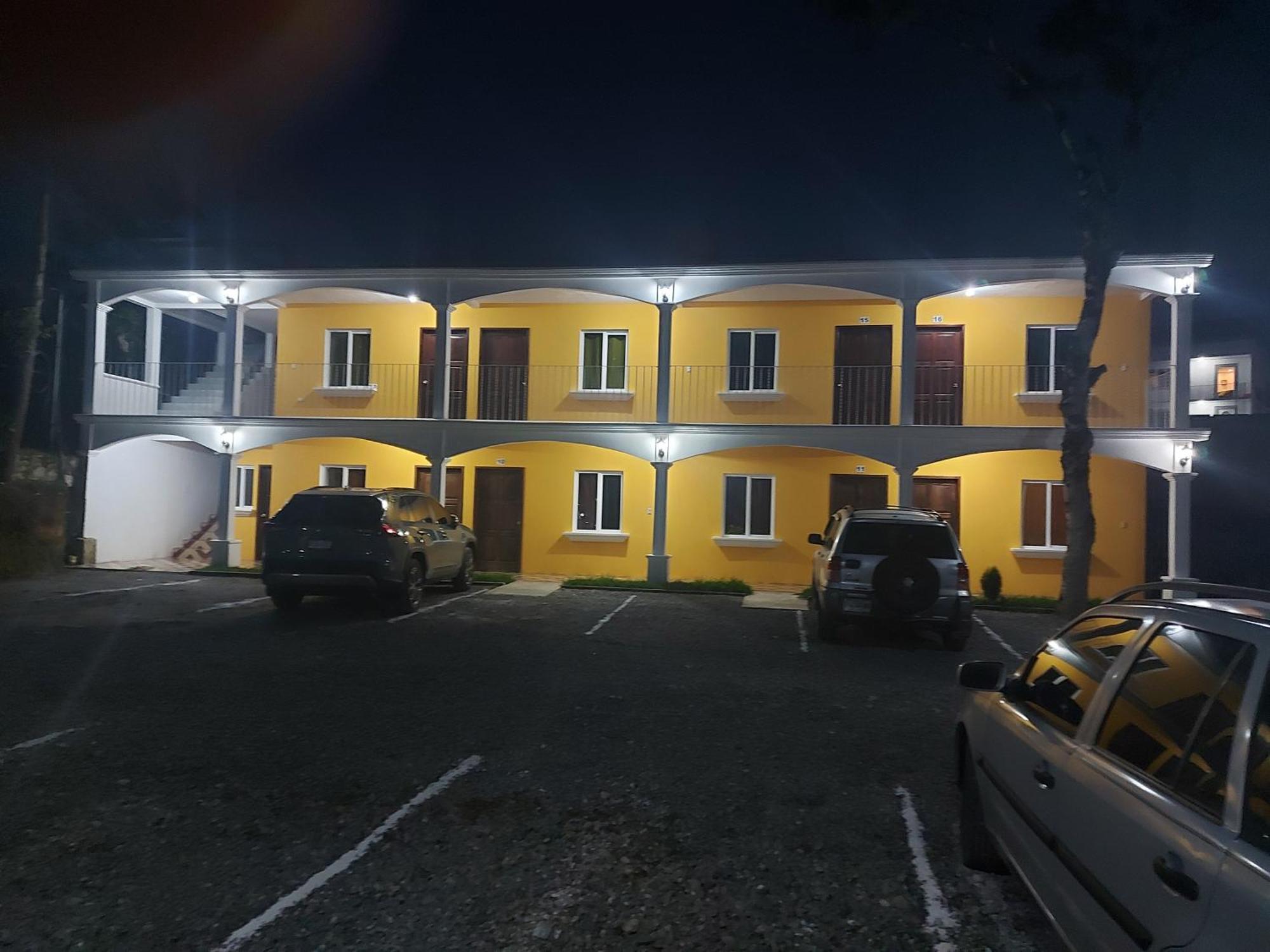 Hotel Los Reyes Coban Exterior photo