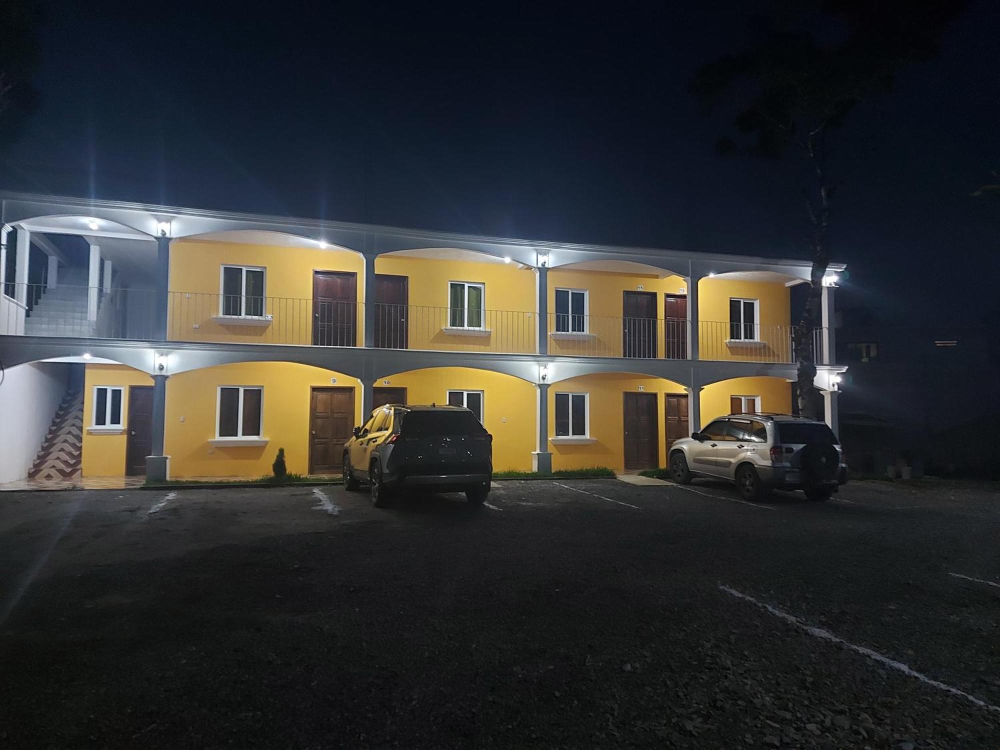 Hotel Los Reyes Coban Exterior photo